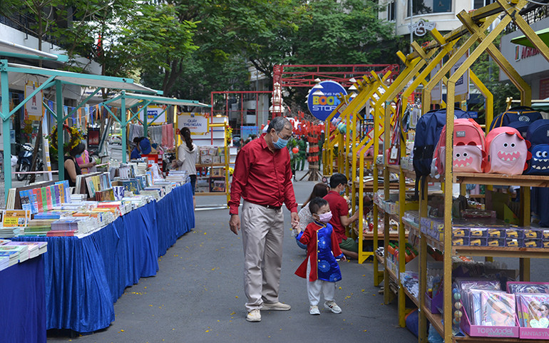 Đường hoa Nguyễn Huệ, Đường sách Tết Tân Sửu vắng người trong ngày đầu mở cửa -0