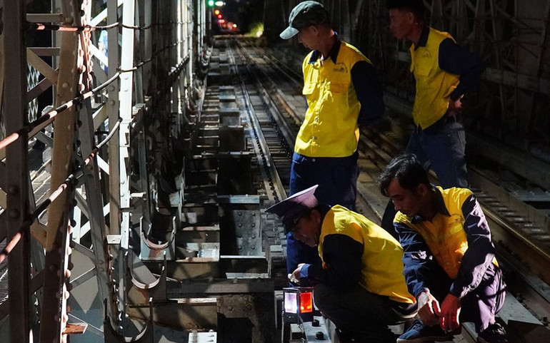 Sà lan mắc kẹt ở cầu đường sắt Bắc- Nam do đi sai luồng tuyến -0