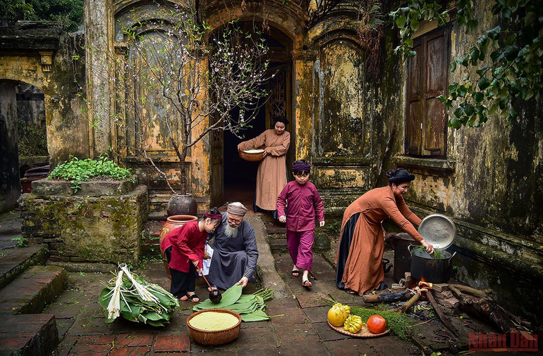 Không khí đầm ấm, vui tươi người thì dọn dẹp, người thì rửa lá dong, người thì luộc lá mùi tạo nên 1 bức tranh sinh động ngày Tết cổ truyền xưa. (Ảnh: Thành Đạt) Tái hiện hình ảnh Tết xưa – lưu giữ những giá trị truyền thống tốt đẹp -0