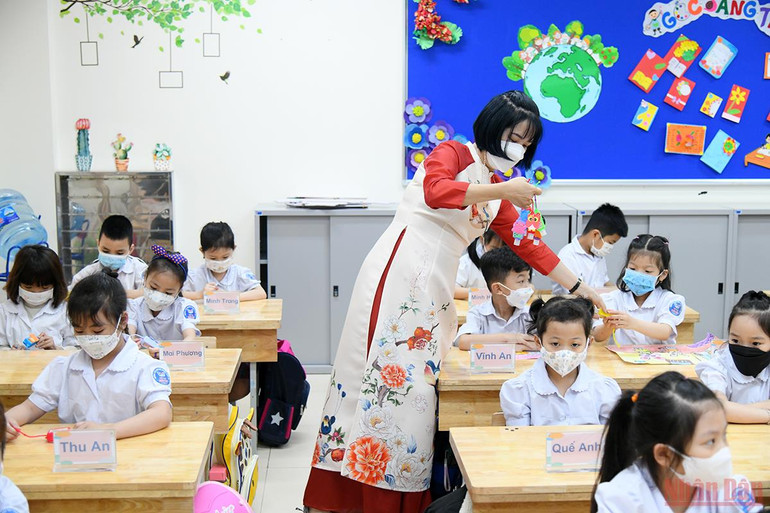 Những món quà nhỏ được các cô giáo tại Trường tiểu học Phúc Tân (Hoàn Kiếm, Hà Nội) dành tặng cho các con. (ẢNH: THÀNH ĐẠT) “Ngày đầu tiên” đến trường của học sinh lớp 1 tại Hà Nội -0