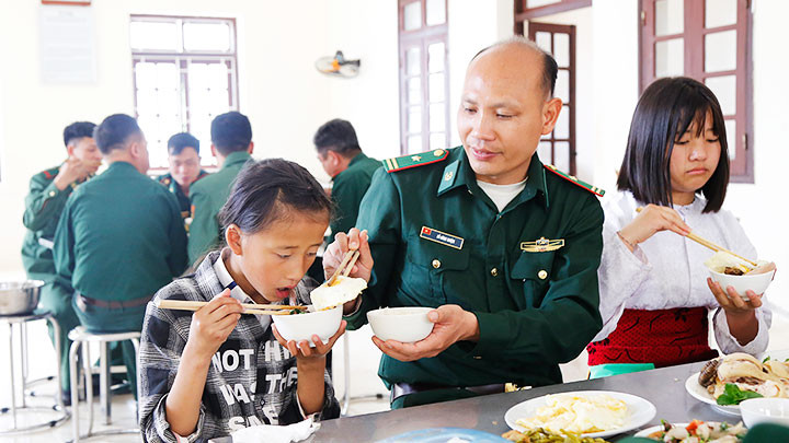 “Bố” Đỗ Đăng Nhiệm, Đồn trưởng Biên phòng Lũng Cú luôn gần gũi, chăm sóc chị em Dính. Con nuôi đồn biên phòng -0