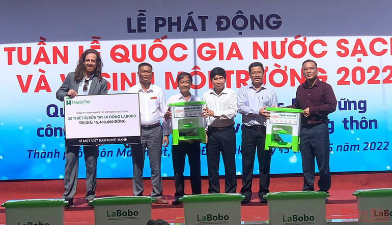 Công ty TNHH Happytap Việt Nam trao tặng Trường tiểu học Ea Tu và Trường trung học cơ sở Ea Tu mỗi trường 1 trạm rửa tay và 20 thiết bị rửa tay di động Labobo. Phát động hưởng ứng Tuần lễ Quốc gia Nước sạch và vệ sinh môi trường nông thôn năm 2022 -0