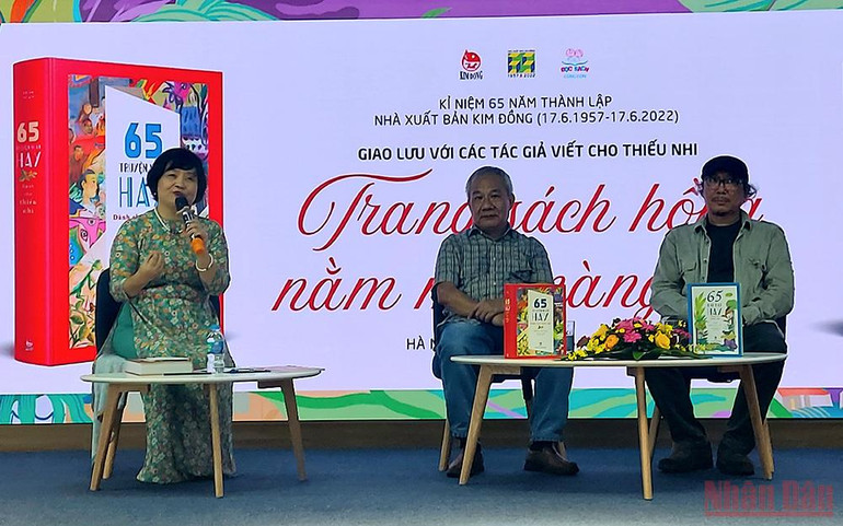 Nhà thơ Thụy Anh, nhà văn Trần Đức Tiến và nhà thơ Cao Xuân Sơn tại buổi giao lưu. Ra mắt Tuyển tập thơ, văn kỷ niệm 65 năm thành lập Nhà xuất bản Kim Đồng -0
