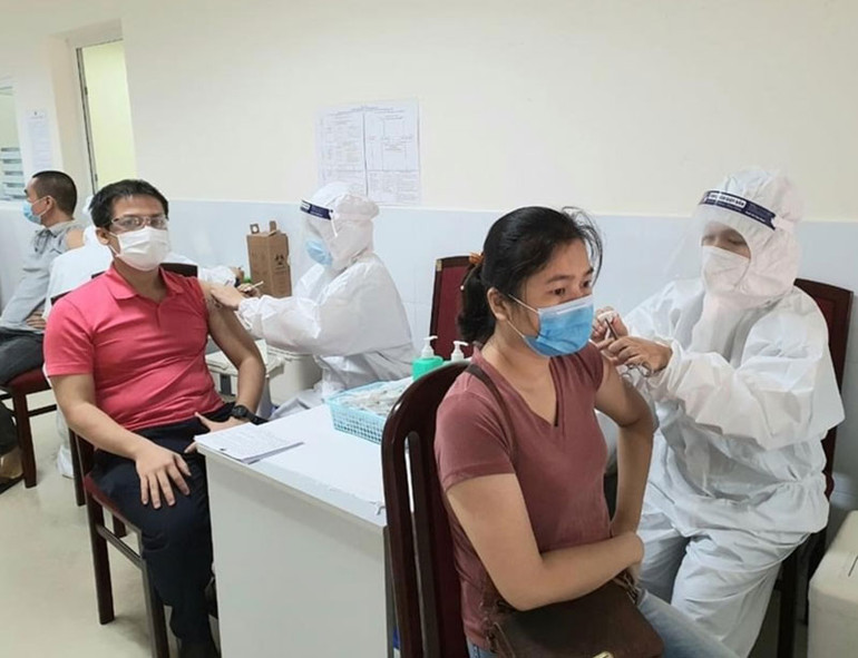 Tiêm vaccine cho người lao động tại Trung tâm Y tế Vietsovpetro. Vietsovpetro vượt qua thách thức, đạt nhiều kết quả ấn tượng -0