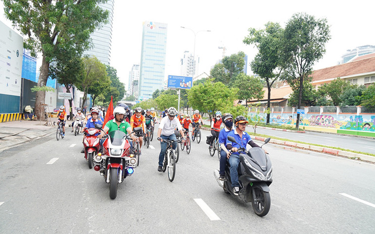 Tháng tư, những nụ cười trở lại -0