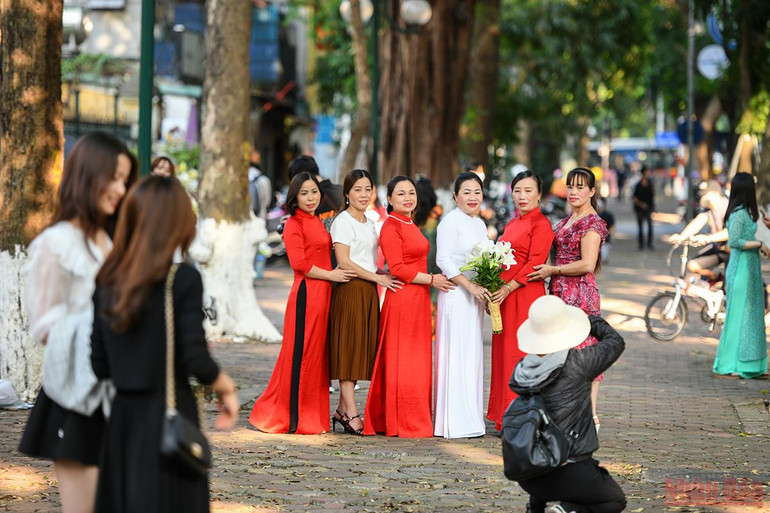 Tháng tư mùa hoa loa kèn tinh khôi xuống phố Hà Nội -0