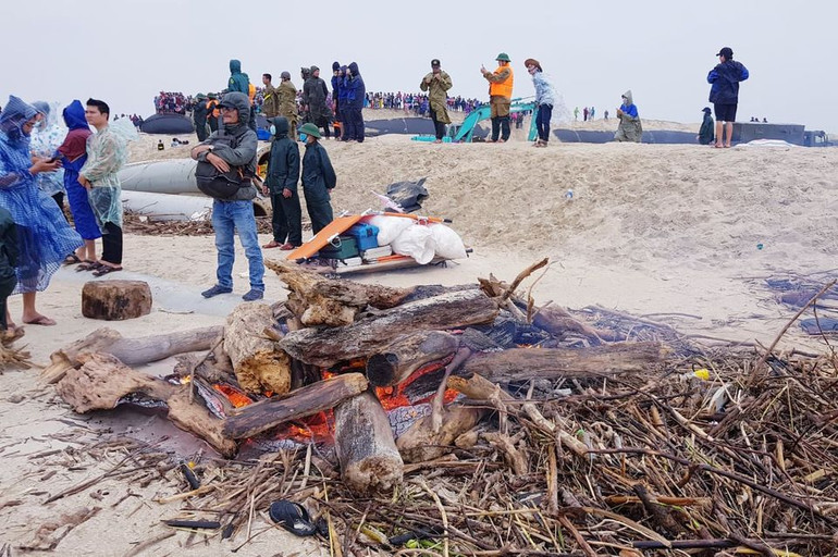 Tiếp tục cứu chín người mắc kẹt trên tàu Vietship 01 -0