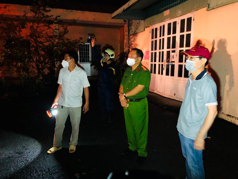 Lực lượng chức năng làm việc bước đầu với đại diện doanh nghiệp. Điều tra nguyên nhân vụ cháy lớn kho vải tại Đồng Nai -0