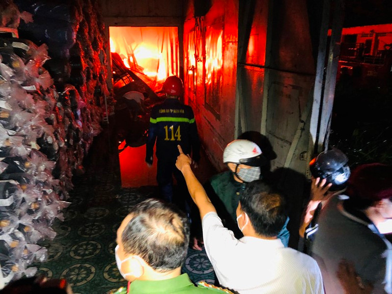 Kho chứa hơn 5.000 cuộn vải trị giá hàng trăm tỷ đồng được di dời kịp thời. Điều tra nguyên nhân vụ cháy lớn kho vải tại Đồng Nai -0