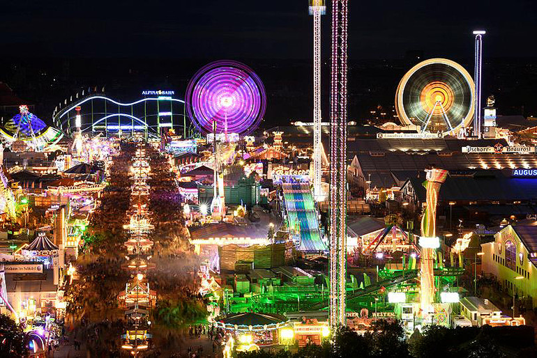Không gian ngập tràn sắc màu lễ hội của Oktoberfest (Ảnh: REUTERS) Lễ hội bia Oktoberfest và những con số ấn tượng -0