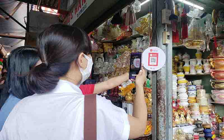 Người dân thực hiện quét mã QR thanh toán tại các quầy hàng trong chợ. Đà Nẵng ra mắt mô hình Chợ 4.0 -0