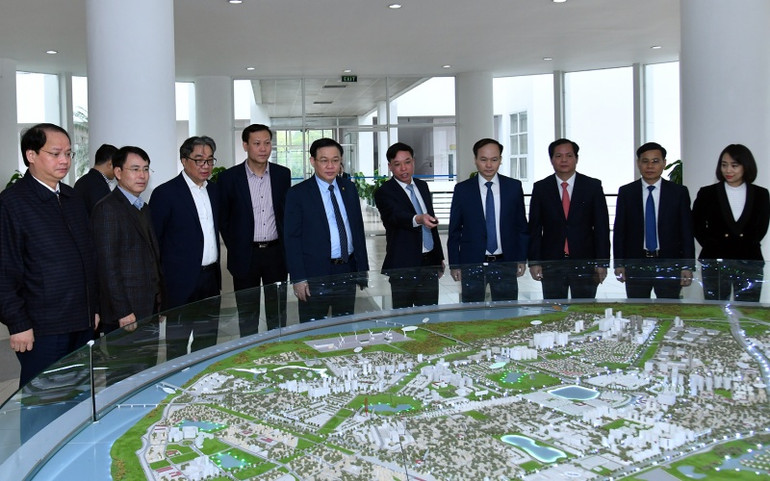 Bí thư Thành ủy Vương Đình Huệ cùng các đồng chí lãnh đạo thành phố xem mô hình quy hoạch quận Long Biên. Xây dựng quận Long Biên thành đô thị giàu có, hiện đại, thông minh -0