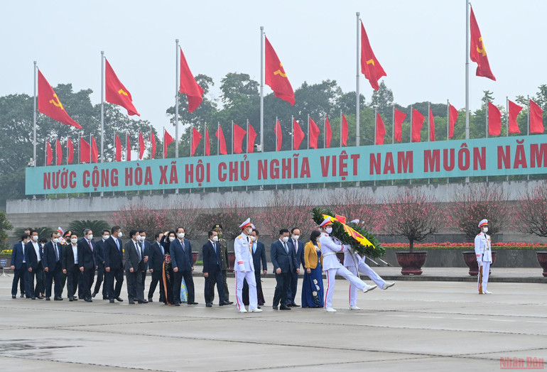 Các đồng chí lãnh đạo Đảng, Nhà nước vào Lăng viếng Chủ tịch Hồ Chí Minh -3