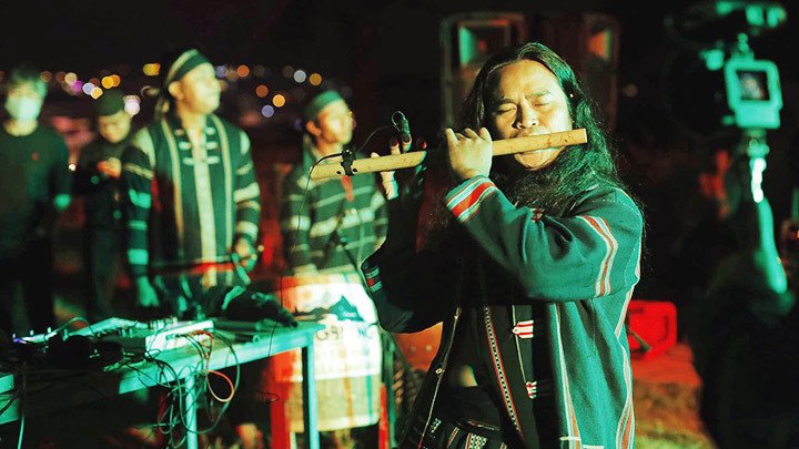 Làng ca sĩ dưới chân núi mẹ -0