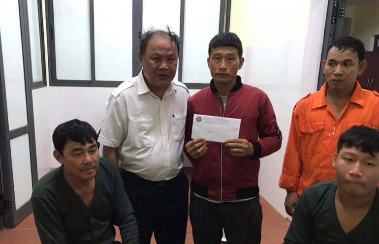 Lực lượng cứu nạn hỗ trợ các thuyền viên mất tích vừa được cứu. Cứu 11 thuyền viên bị chìm tàu, mất tích trên biển -0