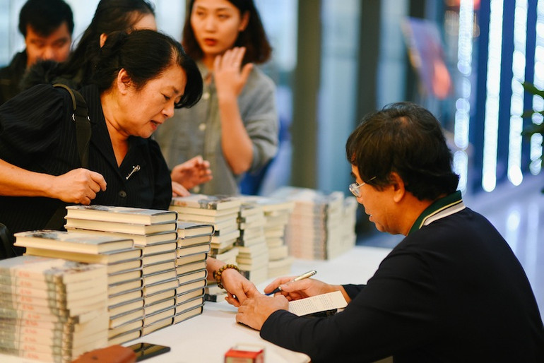 Người thuộc về những cơn sốt sách -0