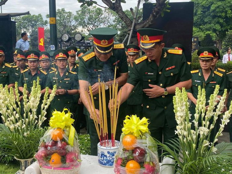 Lãnh đạo TP Hồ Chí Minh dâng hương tưởng nhớ Chủ tịch nước, Đại tướng Lê Đức Anh -0