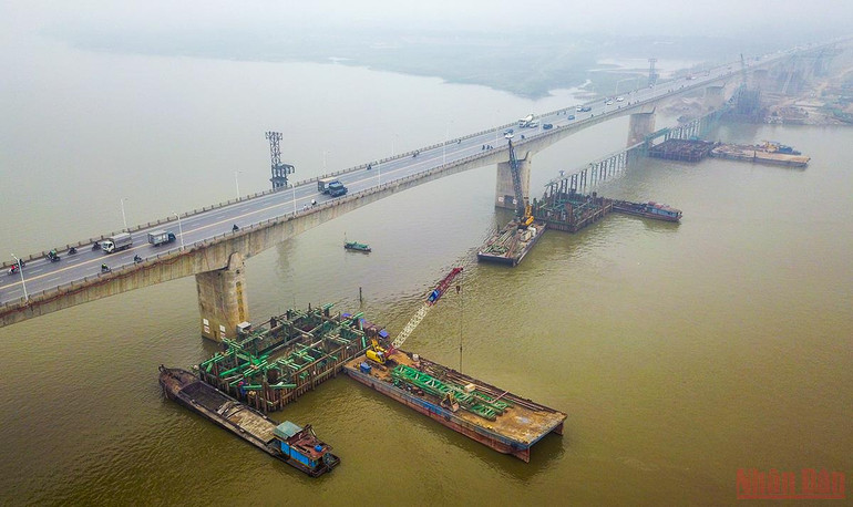 Đẩy nhanh tiến độ thi công cầu Vĩnh Tuy 2 trong năm 2022 -0