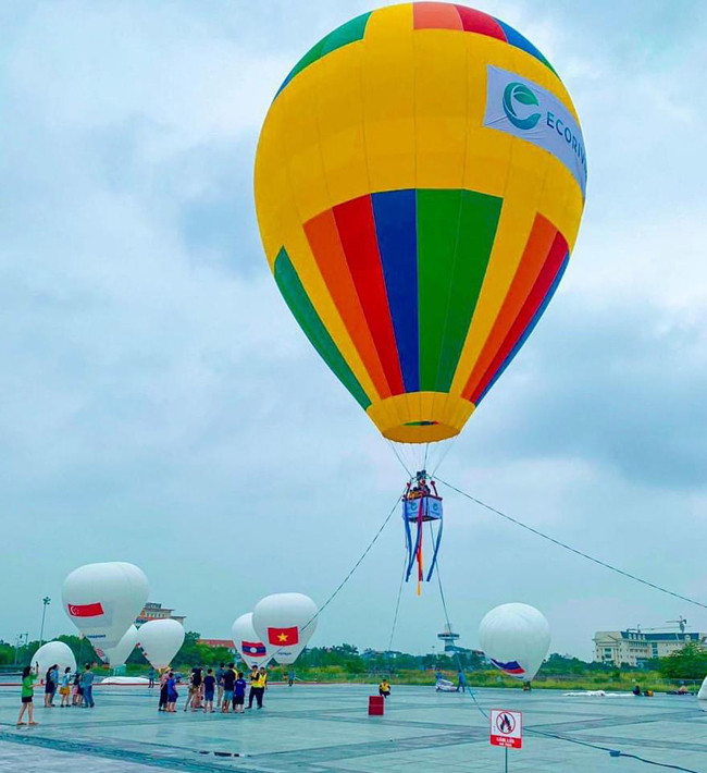 Du khách trải nghiệm bay khinh khí cầu ở thành phố Hải Dương. Sôi động tuần lễ văn hóa, thể thao, du lịch tỉnh Hải Dương -0