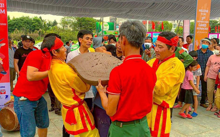Các nghệ nhân biểu diễn trò chơi pháo đất. Sôi động tuần lễ văn hóa, thể thao, du lịch tỉnh Hải Dương -0