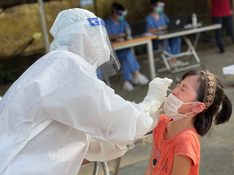 Nắng nóng không làm khó được tinh thần các chiến sĩ áo trắng -0