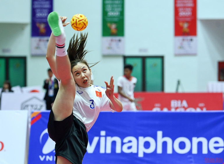 Vận động viên cầu mây phô diễn kỹ thuật tại đấu trường SEA Games 31 -0