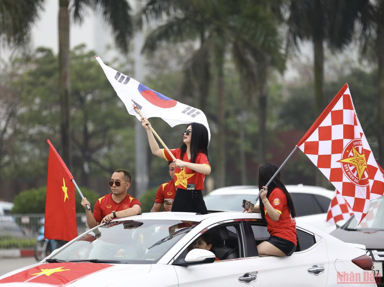 Cổ động viên Việt Nam hâm nóng sân Mỹ Đình trước trận Việt Nam-Oman -0