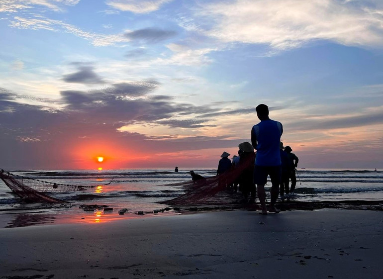 Ngư dân đi lùi “kéo” mặt trời lên -0