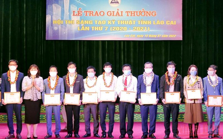 Bác sĩ ngoại khoa có “đôi bàn tay vàng” -0