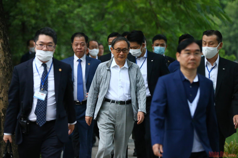 Thủ tướng Nhật Bản đi dạo Hồ Gươm sáng sớm -0