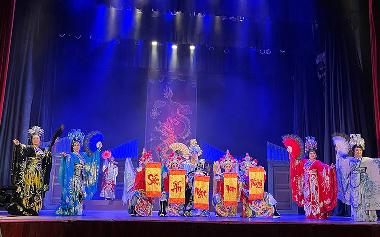 Tháng tư, những nụ cười trở lại -0