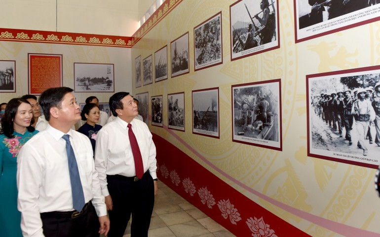 Các đại biểu tham quan trưng bày chuyên đề kỷ niệm 90 năm Ngày Xô viết Nghệ - Tĩnh. xvnt1-1599465620369.jpg