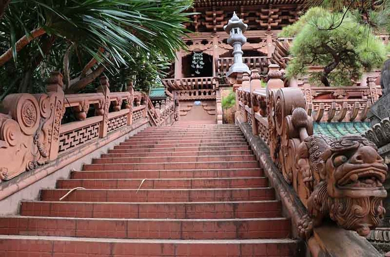 Lối vào chánh điện chùa Minh Thành. Chùa Minh Thành đẹp cổ kính giữa lòng phố núi Pleiku -5