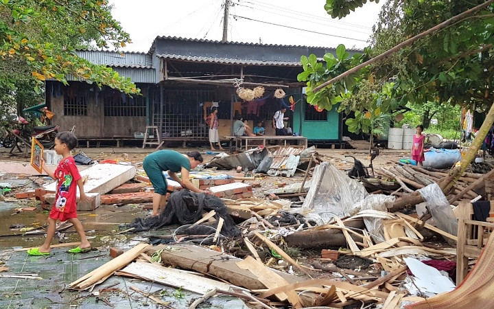 Nhà dân ven biển huyện Trần Văn Thời bị sập hoàn toàn do triều cường, dông lốc. 108 nhà dân ở Cà Mau thiệt hại do dông lốc, triều cường -0