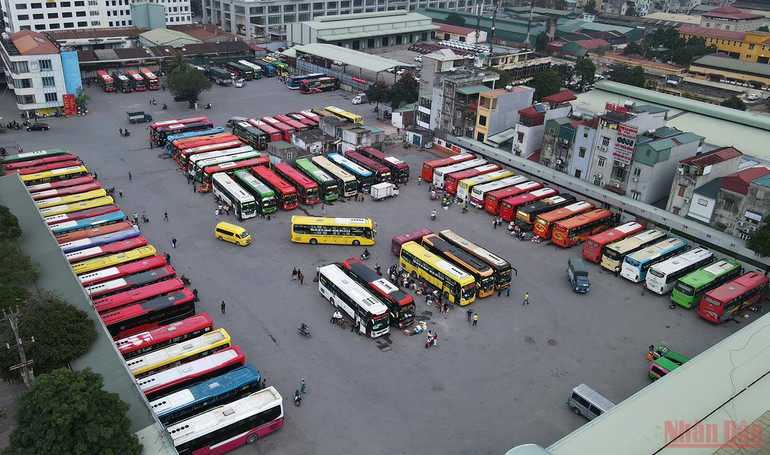 Hà Nội: Người dân lỉnh kỉnh đồ đạc về quê ăn Tết, nhiều tuyến đường ùn ứ -0