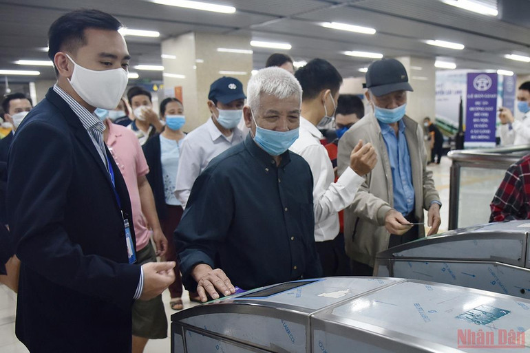 Luôn có nhân viên túc trực hướng dẫn người dân cách quẹt thẻ vào ga. Người dân Hà Nội háo hức trải nghiệm chuyến tàu đầu tiên trên tuyến đường sắt đô thị Cát Linh - Hà Đông -3