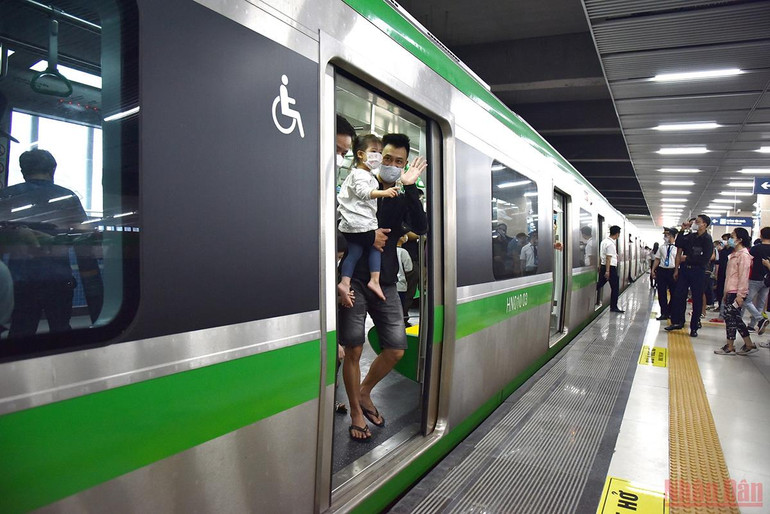Người dân thủ đô sẽ có trải nghiệm thú vị và khó quên. Người dân Hà Nội háo hức trải nghiệm chuyến tàu đầu tiên trên tuyến đường sắt đô thị Cát Linh - Hà Đông -2
