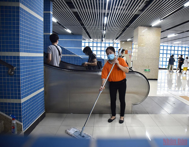 Nhà ga luôn được quét dọn sạch sẽ. Người dân Hà Nội háo hức trải nghiệm chuyến tàu đầu tiên trên tuyến đường sắt đô thị Cát Linh - Hà Đông -6
