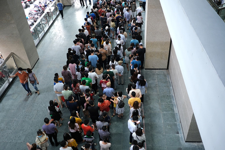 Người dân chen chúc đi thử tàu điện Cát Linh - Hà Đông, tiềm ẩn nguy cơ dịch bệnh -0