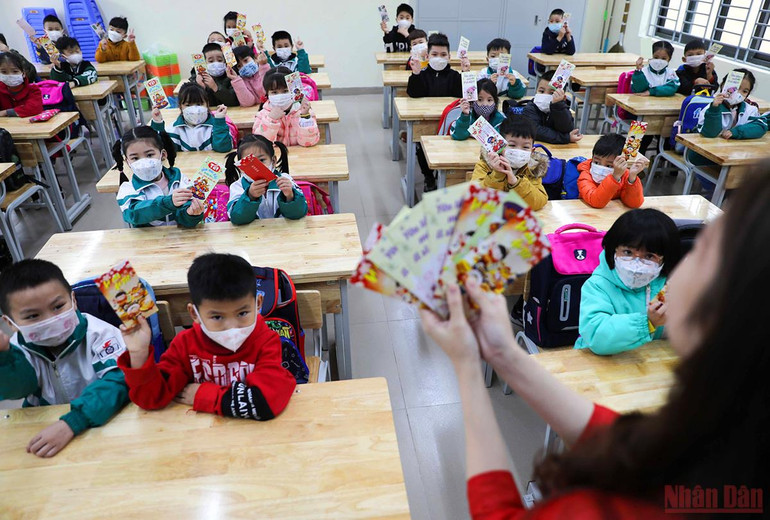 Hà Nội: Học sinh khối tiểu học và lớp 6 trong ngày đầu trở lại trường -0