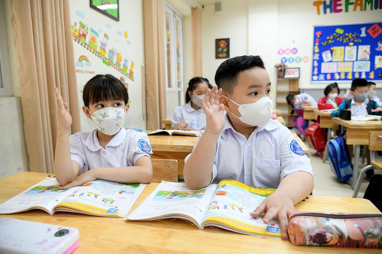 Hăng hái giơ tay phát biểu. (Ảnh: THÀNH ĐẠT) “Ngày đầu tiên” đến trường của học sinh lớp 1 tại Hà Nội -0