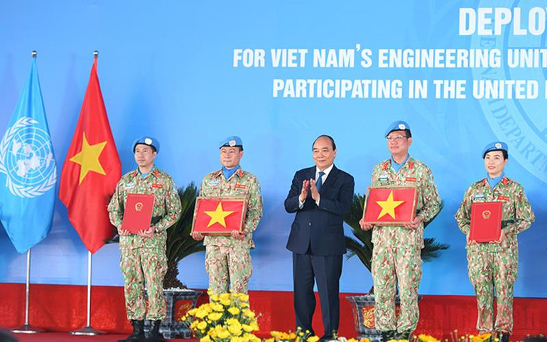 Chủ tịch nước Nguyễn Xuân Phúc tặng quà cho cán bộ, chiến sĩ trước khi lên đường nhận nhiệm vụ. Chủ tịch nước chúc lực lượng thực hiện nhiệm vụ gìn giữ hòa bình Liên hợp quốc “chân cứng đá mềm”, “ra quân thắng lợi” -0