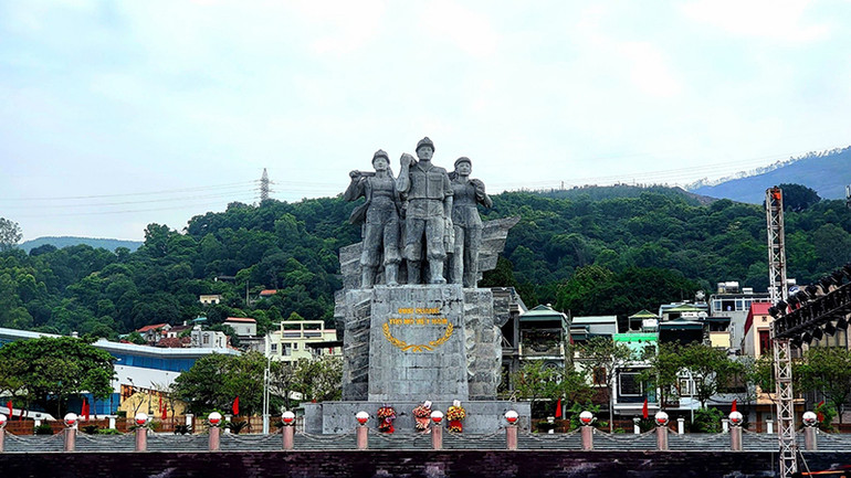 Tượng đài “Vinh quang thợ mỏ Việt Nam” tại Quảng trường 12/11. Khánh thành Quảng trường 12/11 và Tượng đài “Vinh quang thợ mỏ Việt Nam” -0