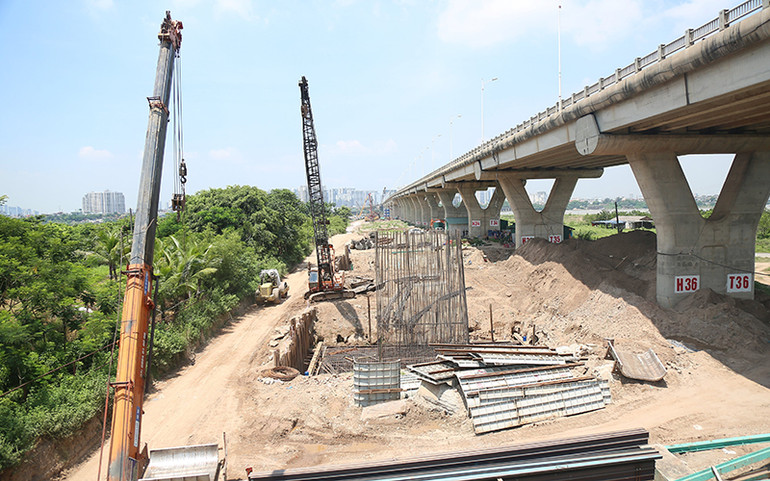 Bảo đảm tiến độ thi công cầu Vĩnh Tuy 2 trong thời gian giãn cách -0