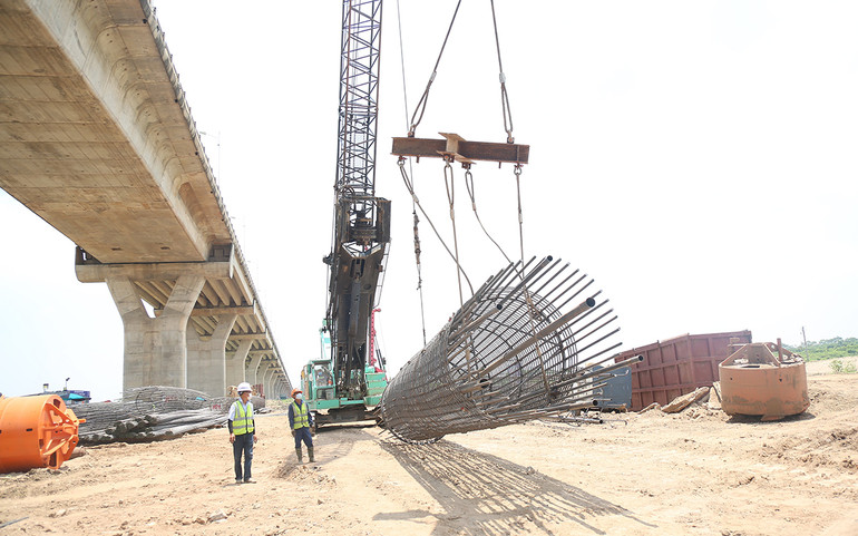 Bảo đảm tiến độ thi công cầu Vĩnh Tuy 2 trong thời gian giãn cách -1
