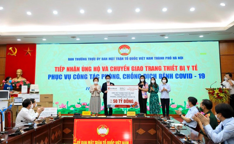 Hà Nội tiếp nhận, chuyển giao thiết bị y tế trị giá hơn 100 tỷ đồng phục vụ chống dịch -0