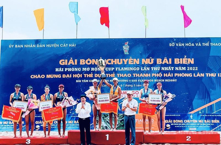 Ban tổ chức trao thưởng cho các đội đoạt giải. Đội Khánh Hòa vô địch giải bóng chuyền nữ bãi biển Hải Phòng mở rộng -0