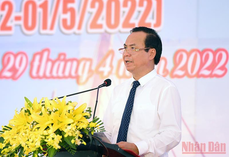 Phó Bí thư Tỉnh ủy, Chủ tịch Ủy ban nhân dân tỉnh Quảng Trị phát biểu tại lễ khởi công. (Ảnh: THÀNH ĐẠT) Chủ tịch nước Nguyễn Xuân Phúc phát lệnh khởi công Dự án đường ven biển kết nối Hành lang kinh tế Đông Tây -0