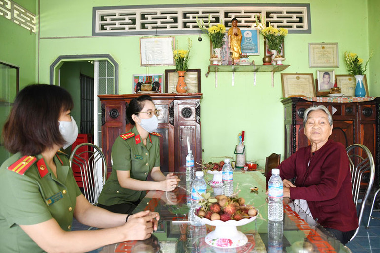 Thăm mẹ Nguyễn Thị Ba (xã Bình Phú, huyện Càng Long). Thăm, tặng quà gia đình có công với cách mạng ở Trà Vinh -0