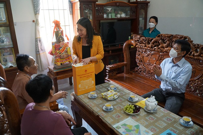 Phó Chủ tịch nước trò chuyện và chúc Tết gia đình Anh hùng Lực lượng vũ trang nhân dân Lê Hoàng Sương. Phó Chủ tịch nước thăm và tặng quà Tết cho người nghèo tại Sóc Trăng -0